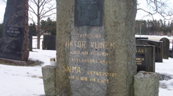 Vihtori Ylisen ja hänen vaimonsa Saima Tigerstedtin hauta on Yläneen kirkon hautausmaalla.